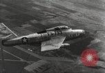 Standbild F-84F Thunderstreak Flugzeuge United States USA, 1954, aus Sekunde 38 historischem Filmmaterial Videoclip 65675060020