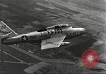 Standbild F-84F Thunderstreak Flugzeuge United States USA, 1954, aus Sekunde 39 historischem Filmmaterial Videoclip 65675060020
