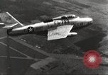 Standbild F-84F Thunderstreak Flugzeuge United States USA, 1954, aus Sekunde 40 historischem Filmmaterial Videoclip 65675060020