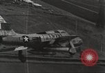 Standbild F-84F Thunderstreak Flugzeuge United States USA, 1954, aus Sekunde 61 historischem Filmmaterial Videoclip 65675060020
