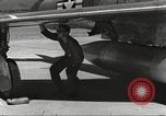 Standbild F-84F Thunderstreak Flugzeuge United States USA, 1954, aus Sekunde 41 historischem Filmmaterial Videoclip 65675060022
