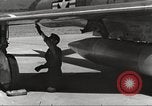 Standbild F-84F Thunderstreak Flugzeuge United States USA, 1954, aus Sekunde 47 historischem Filmmaterial Videoclip 65675060022