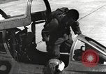 Standbild F-84F Thunderstreak Flugzeuge United States USA, 1954, aus Sekunde 56 historischem Filmmaterial Videoclip 65675060023