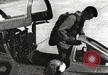 Standbild F-84F Thunderstreak Flugzeuge United States USA, 1954, aus Sekunde 57 historischem Filmmaterial Videoclip 65675060023