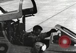 Standbild F-84F Thunderstreak Flugzeuge United States USA, 1954, aus Sekunde 59 historischem Filmmaterial Videoclip 65675060023