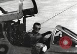 Standbild F-84F Thunderstreak Flugzeuge United States USA, 1954, aus Sekunde 60 historischem Filmmaterial Videoclip 65675060023