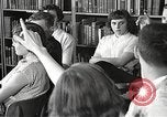 Image American élèves de l'École dépendant Heidelberg Allemagne, 1952, de la seconde 11 séquences d'archives historiques vidéo 65675060025