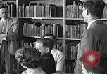 Image American élèves de l'École dépendant Heidelberg Allemagne, 1952, de la seconde 21 séquences d'archives historiques vidéo 65675060025