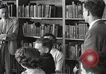 Image American élèves de l'École dépendant Heidelberg Allemagne, 1952, de la seconde 22 séquences d'archives historiques vidéo 65675060025