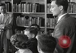 Image American élèves de l'École dépendant Heidelberg Allemagne, 1952, de la seconde 27 séquences d'archives historiques vidéo 65675060025
