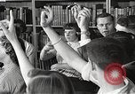 Image American élèves de l'École dépendant Heidelberg Allemagne, 1952, de la seconde 30 séquences d'archives historiques vidéo 65675060025