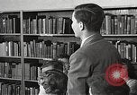 Image American élèves de l'École dépendant Heidelberg Allemagne, 1952, de la seconde 33 séquences d'archives historiques vidéo 65675060025