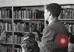 Image American élèves de l'École dépendant Heidelberg Allemagne, 1952, de la seconde 34 séquences d'archives historiques vidéo 65675060025