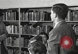 Image American élèves de l'École dépendant Heidelberg Allemagne, 1952, de la seconde 35 séquences d'archives historiques vidéo 65675060025