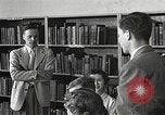Image American élèves de l'École dépendant Heidelberg Allemagne, 1952, de la seconde 36 séquences d'archives historiques vidéo 65675060025