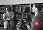 Image American élèves de l'École dépendant Heidelberg Allemagne, 1952, de la seconde 37 séquences d'archives historiques vidéo 65675060025
