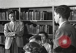 Image American élèves de l'École dépendant Heidelberg Allemagne, 1952, de la seconde 43 séquences d'archives historiques vidéo 65675060025