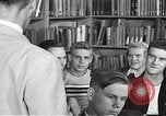 Image American élèves de l'École dépendant Heidelberg Allemagne, 1952, de la seconde 45 séquences d'archives historiques vidéo 65675060025
