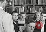 Image American élèves de l'École dépendant Heidelberg Allemagne, 1952, de la seconde 49 séquences d'archives historiques vidéo 65675060025