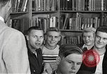 Image American élèves de l'École dépendant Heidelberg Allemagne, 1952, de la seconde 51 séquences d'archives historiques vidéo 65675060025