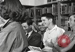 Image American élèves de l'École dépendant Heidelberg Allemagne, 1952, de la seconde 62 séquences d'archives historiques vidéo 65675060025