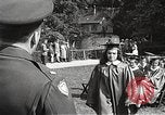 Image American élèves de l'École dépendant Heidelberg Allemagne, 1952, de la seconde 38 séquences d'archives historiques vidéo 65675060031