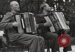 Standbild Vereinigte Staaten und Russische Offiziere Protivin Tschechoslowakei, 1945, aus Sekunde 10 historischem Filmmaterial Videoclip 65675060046