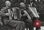 Standbild Vereinigte Staaten und Russische Offiziere Protivin Tschechoslowakei, 1945, aus Sekunde 12 historischem Filmmaterial Videoclip 65675060046