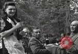 Standbild Vereinigte Staaten und Russische Offiziere Protivin Tschechoslowakei, 1945, aus Sekunde 26 historischem Filmmaterial Videoclip 65675060046