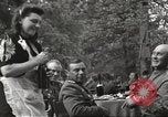 Standbild Vereinigte Staaten und Russische Offiziere Protivin Tschechoslowakei, 1945, aus Sekunde 27 historischem Filmmaterial Videoclip 65675060046