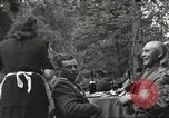 Standbild Vereinigte Staaten und Russische Offiziere Protivin Tschechoslowakei, 1945, aus Sekunde 29 historischem Filmmaterial Videoclip 65675060046