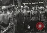 Standbild Vereinigte Staaten und Russische Offiziere Protivin Tschechoslowakei, 1945, aus Sekunde 32 historischem Filmmaterial Videoclip 65675060046