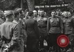 Standbild Vereinigte Staaten und Russische Offiziere Protivin Tschechoslowakei, 1945, aus Sekunde 33 historischem Filmmaterial Videoclip 65675060046
