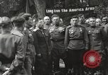 Standbild Vereinigte Staaten und Russische Offiziere Protivin Tschechoslowakei, 1945, aus Sekunde 36 historischem Filmmaterial Videoclip 65675060046