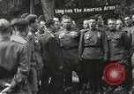 Standbild Vereinigte Staaten und Russische Offiziere Protivin Tschechoslowakei, 1945, aus Sekunde 39 historischem Filmmaterial Videoclip 65675060046