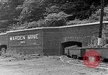 Image des wagons de chemin de fer chargés de charbon United States USA, 1942, de la seconde 26 séquences d'archives historiques vidéo 65675060051