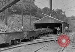 Image des wagons de chemin de fer chargés de charbon United States USA, 1942, de la seconde 28 séquences d'archives historiques vidéo 65675060051