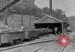 Image des wagons de chemin de fer chargés de charbon United States USA, 1942, de la seconde 29 séquences d'archives historiques vidéo 65675060051