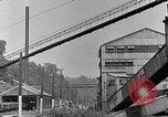 Image des wagons de chemin de fer chargés de charbon United States USA, 1942, de la seconde 30 séquences d'archives historiques vidéo 65675060051