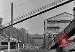 Image des wagons de chemin de fer chargés de charbon United States USA, 1942, de la seconde 31 séquences d'archives historiques vidéo 65675060051