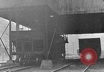 Image des wagons de chemin de fer chargés de charbon United States USA, 1942, de la seconde 33 séquences d'archives historiques vidéo 65675060051