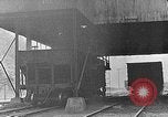 Image des wagons de chemin de fer chargés de charbon United States USA, 1942, de la seconde 34 séquences d'archives historiques vidéo 65675060051