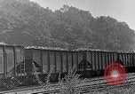 Image des wagons de chemin de fer chargés de charbon United States USA, 1942, de la seconde 35 séquences d'archives historiques vidéo 65675060051