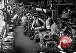 Image usine de fabrication de chaussures United States USA, 1942, de la seconde 11 séquences d'archives historiques vidéo 65675060053
