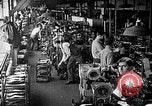 Image usine de fabrication de chaussures United States USA, 1942, de la seconde 12 séquences d'archives historiques vidéo 65675060053