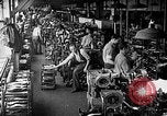 Image usine de fabrication de chaussures United States USA, 1942, de la seconde 13 séquences d'archives historiques vidéo 65675060053