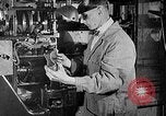 Image usine de fabrication de chaussures United States USA, 1942, de la seconde 17 séquences d'archives historiques vidéo 65675060053