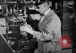 Image usine de fabrication de chaussures United States USA, 1942, de la seconde 18 séquences d'archives historiques vidéo 65675060053