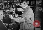 Image usine de fabrication de chaussures United States USA, 1942, de la seconde 19 séquences d'archives historiques vidéo 65675060053