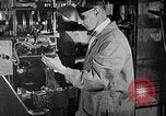 Image usine de fabrication de chaussures United States USA, 1942, de la seconde 20 séquences d'archives historiques vidéo 65675060053